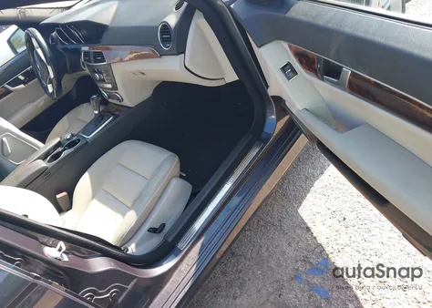 2014 Mercedes-Benz C 250 Luxury/Sport z USA, uszkodzony, nr VIN WDDGF4HB0ER314377